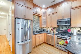 6 Mi to Dtwn Chicago Dog-Friendly Gem with Hot Tub! - 2