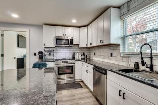 4 Mi to MetLife Stadium Chic Wallington Unit! - 1
