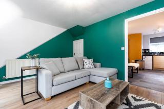 DiscountsContractorsWIFIFree ParkingSmart TV - 9