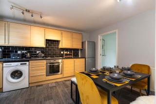 DiscountsContractorsWIFIFree ParkingSmart TV - 5