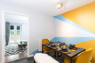 DiscountsContractorsWIFIFree ParkingSmart TV - 4