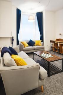 Apartment with Priv Ent and Parking - 0