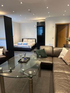 Studio flat in central Reading - 0