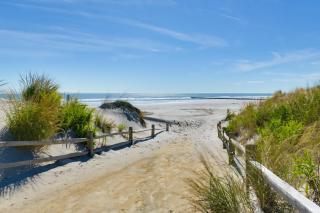 Spacious Wildwood Townhome with Covered Balcony - 8