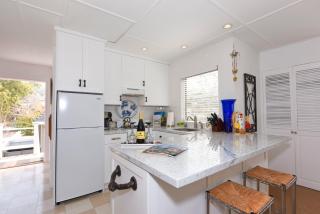 Charming Garden Cottage with Full Kitchen Walk to La Jolla Village & Beaches - 9