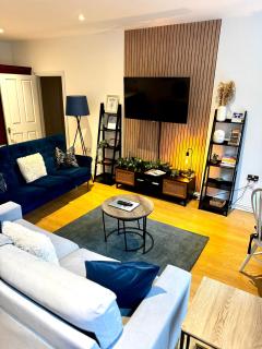 Spacious 3 bed Parking, Long stay , Relocators - 0