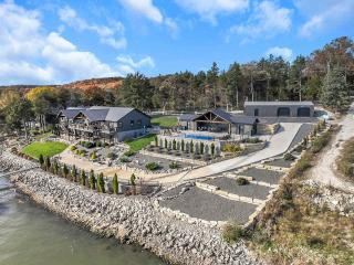 Lakefront Ozarks Home w Private Dock & Pool - 0