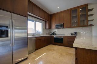 Beautiful Home with private rooftop and jacuzzi. - 3