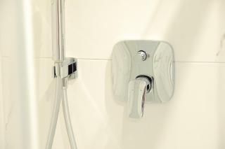 Central Renovated Apartment with River View - 4