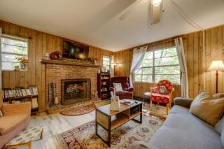 Smoky Mtn Hideaway Screened Porch and Fire Pit - 7