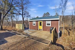 NEW! BEAR Necessities tiny home, outdoor theater! - 9