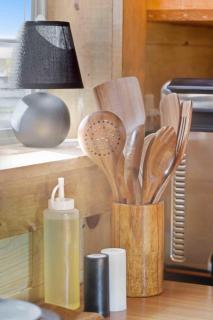 NEW! BEAR Necessities tiny home, outdoor theater! - 8