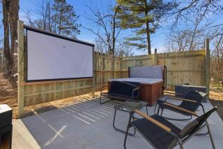 NEW! BEAR Necessities tiny home, outdoor theater! - 4