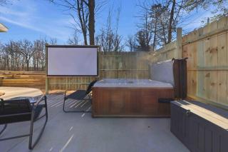 NEW! BEAR Necessities tiny home, outdoor theater! - 2