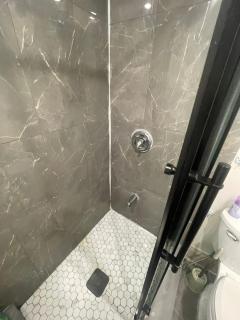 Cost Effective Stay in Core Downtown Queen-King St-Self Checkin & Free Wifi - 4