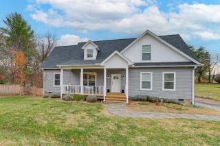 Hot Tub and Yard Temptation Stays Home in Roanoke - 7