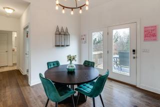 Hot Tub and Yard Temptation Stays Home in Roanoke - 1