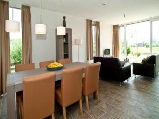 Tail-Wagging Lake Escape - 6