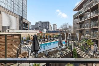 Walk to Broadway & Private Patio - Nashville Suite - 1