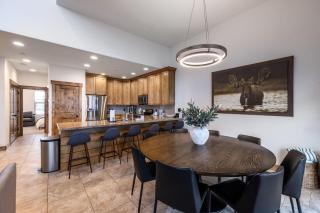 Luxury 4BD Retreat at Jordanelle, Private Hot Tub, Amazing Amenities - 6