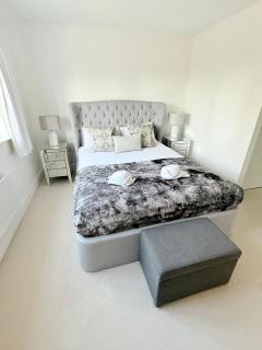 4-Bed Home for Contractors & Relocation - Sleeps 8 - 0