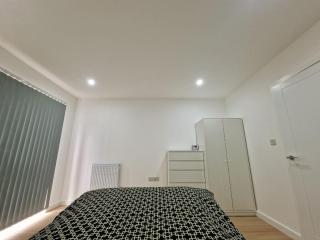 The Romford Luxe Haven - Fully Furnished 2BR - 6