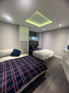 3 Bedroom Edinburgh Apartment - 9