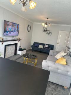 Spacious 4-Bed House, & Prime Location Solihull - 9