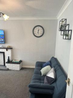 Spacious 4-Bed House, & Prime Location Solihull - 5