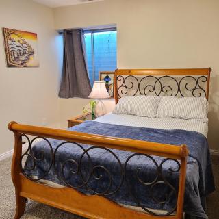 Entire Huge Basement! Fast Wifi! Private Entrance! - 4