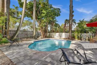 Cute 3 Bedroom 2 Bathroom Pool Home - 9