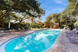 Oceanfront townhome with lovely ocean view, pool, fast WiFi & W/D - 3