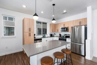 Classy Modern Townhome with Pool, Hot Tub and More! - 7