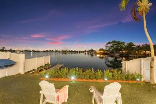 Dania Lakefront Retreat • Kayaks/Outdoor Projector - 6