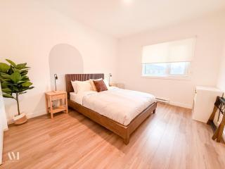 Oso Skyview Suite - DT modern 2 bed, 2 bath - Golden - 1