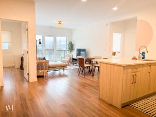 Oso Skyview Suite - DT modern 2 bed, 2 bath - Golden - 9