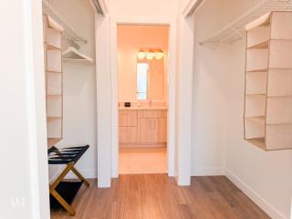 Oso Skyview Suite - DT modern 2 bed, 2 bath - Golden - 5