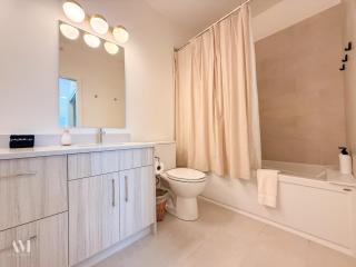 Oso Skyview Suite - DT modern 2 bed, 2 bath - Golden - 3