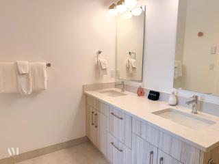 Oso Skyview Suite - DT modern 2 bed, 2 bath - Golden - 2