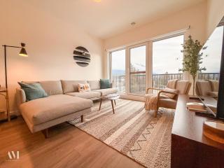 Oso Skyview Suite - DT modern 2 bed, 2 bath - Golden - 0