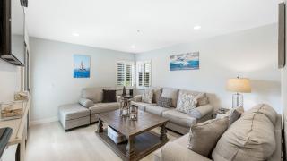 Walk to Beach Pool Hot Tub Private Patio Parking Seabreeze Retreat - 4