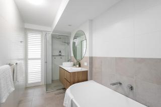 'Mistral Court' Beachside Apartment with Water Views - 9