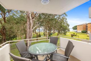 'Mistral Court' Beachside Apartment with Water Views - 0