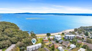 'Mistral Court' Beachside Apartment with Water Views - 5