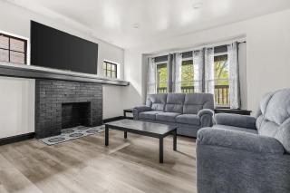 Charming 4BR Niagara Apartment Great Location - 0