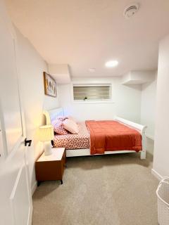 Cozy 2 Bedroom Suite Close to Amenities - 4