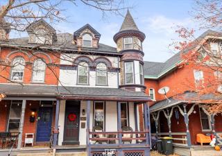 Downtown Lancaster 3BR Free Parking and Private Sauna - 0