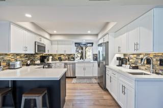 Prime Location, Modern Mountain Charm, Hot Tub, Sleeps 10, Close to Skiing and Dining! - 9