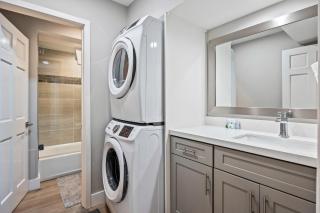 Prime Location, Modern Mountain Charm, Hot Tub, Sleeps 10, Close to Skiing and Dining! - 1