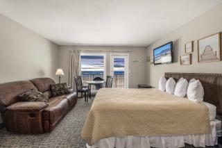 Ground Floor Fireplace Studio - Ocean View & Beach Access - Pool and Hot Tub - 9